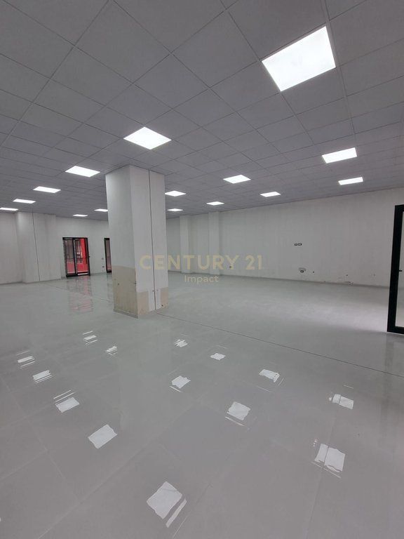 AMBIENT KOMERCIAL ME QIRA BUZE RRUGE, TEK FARMACIA 10