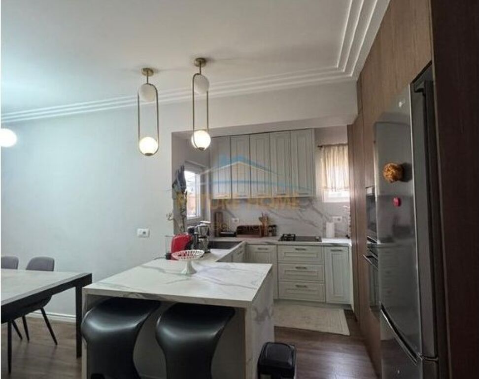 Shitet,Apartament 3+1+2, 21 Dhjetori,Tiranë