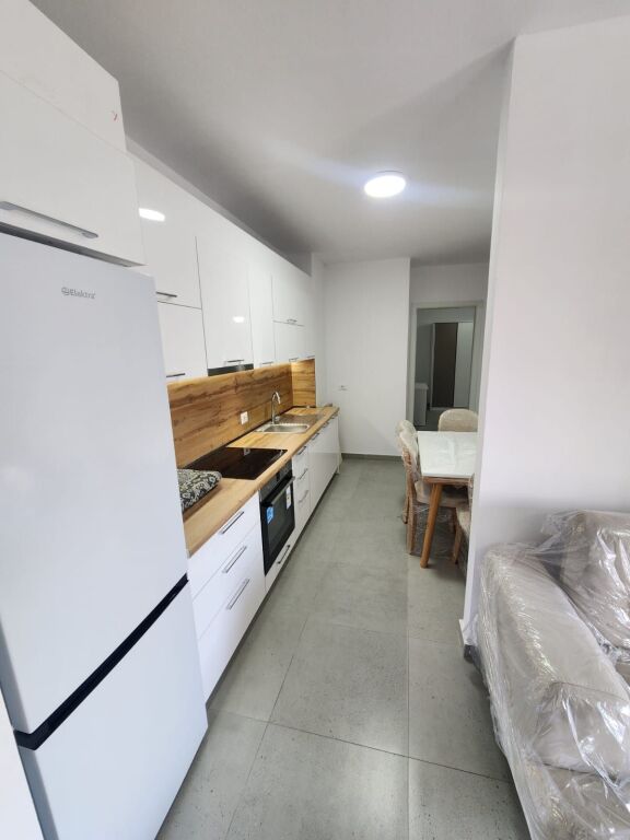 JEPET ME QERA APARTAMENT 2+1 PRANE MUZEUMIT , DURRËS