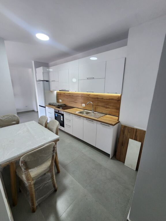 JEPET ME QERA APARTAMENT 2+1 PRANE MUZEUMIT , DURRËS