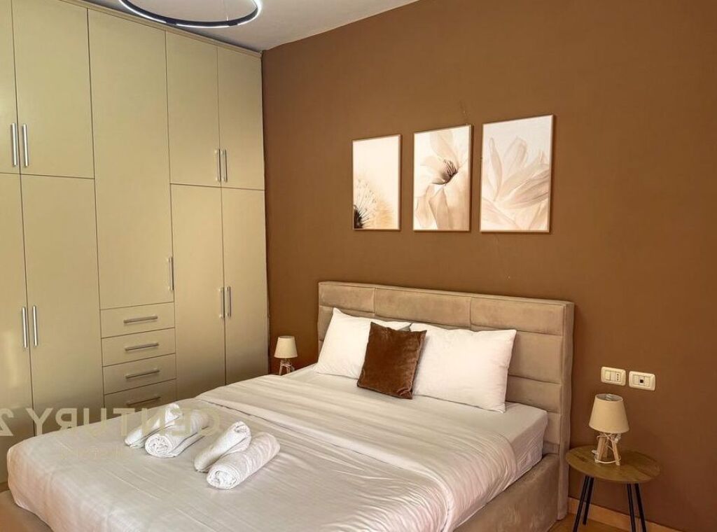 Jepet apartment 1+1+post parkimi me qera tek Rr. Barrikadave