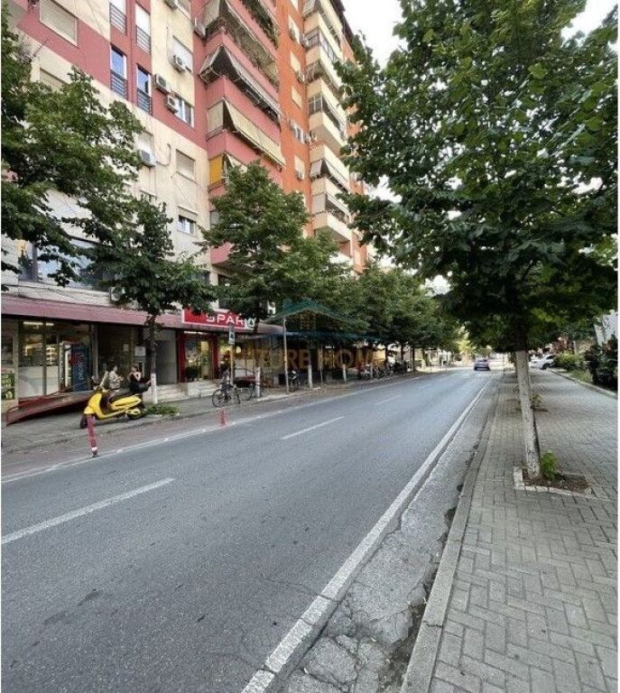 Qera, Ambjent biznesi, Rruga "Sami Frasheri", Tirane.