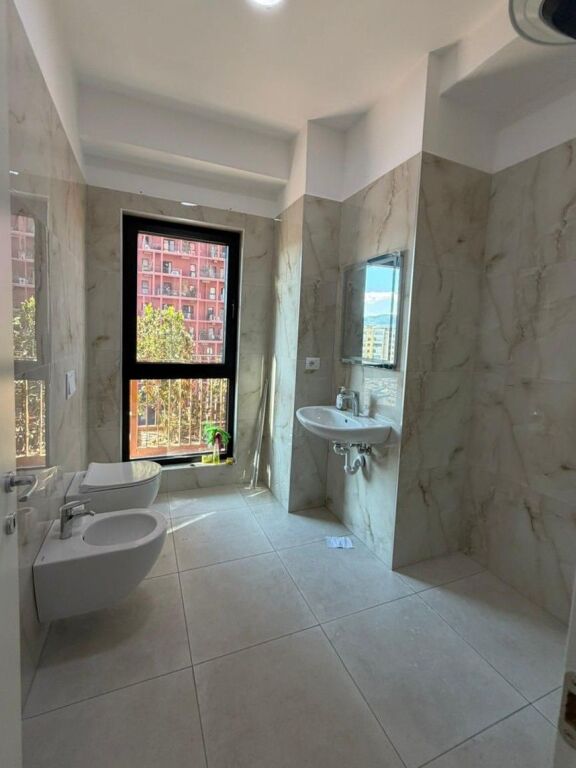 📌Ambient Biznesi (Zyrë) me Qira tek Garden Building