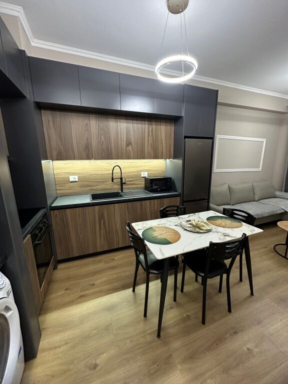 Affittasi 1+1 arredato di lusso Residenza KadiuAli Dem 🏷️45.000 lek