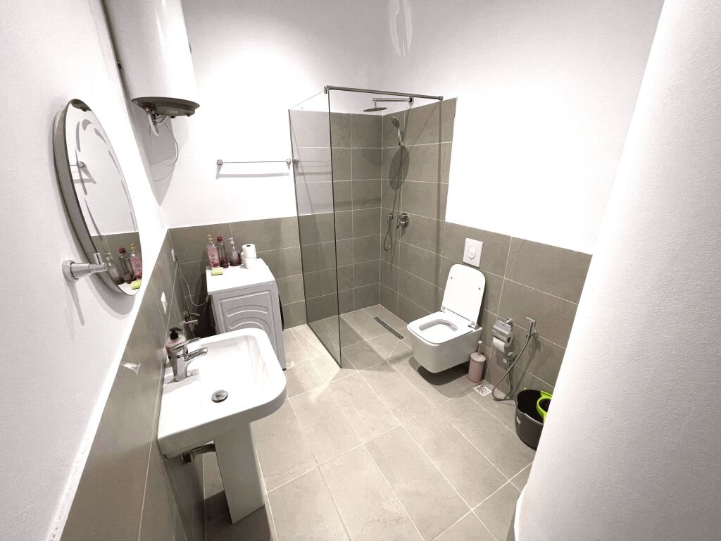 Studio Moderne Me Qera Afatgjatë | E Mobiluar Plotësisht