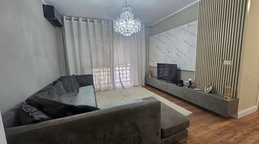 Apartament me qera 2+1 te rrg e Barrikades