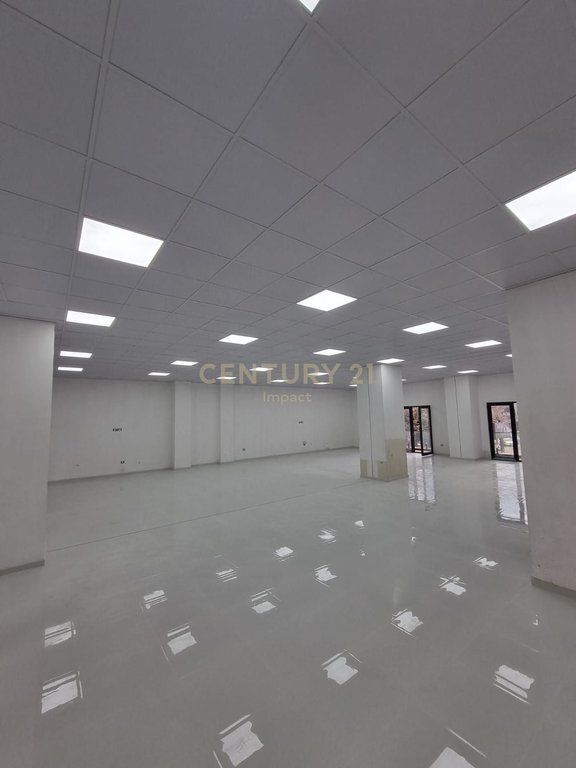 AMBIENT KOMERCIAL ME QIRA BUZE RRUGE, TEK FARMACIA 10