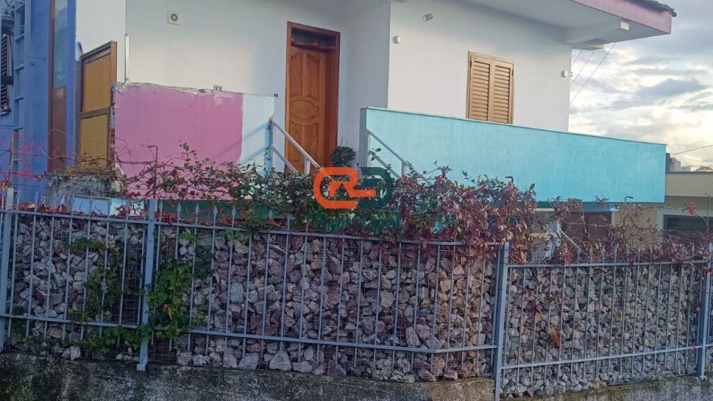 Prane Rrethrrotullimit Te Shkozes, Shitet Shtepi 2 Kateshe Ideale Per Banim!!!