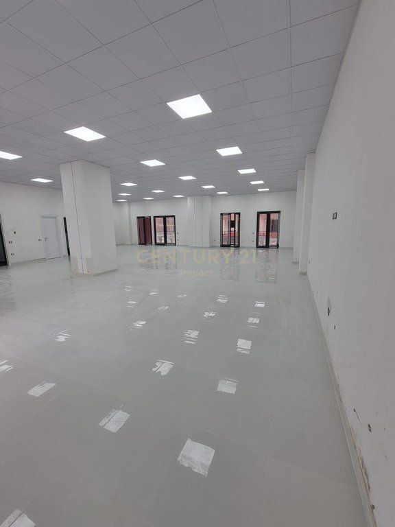 AMBIENT KOMERCIAL ME QIRA BUZE RRUGE, TEK FARMACIA 10