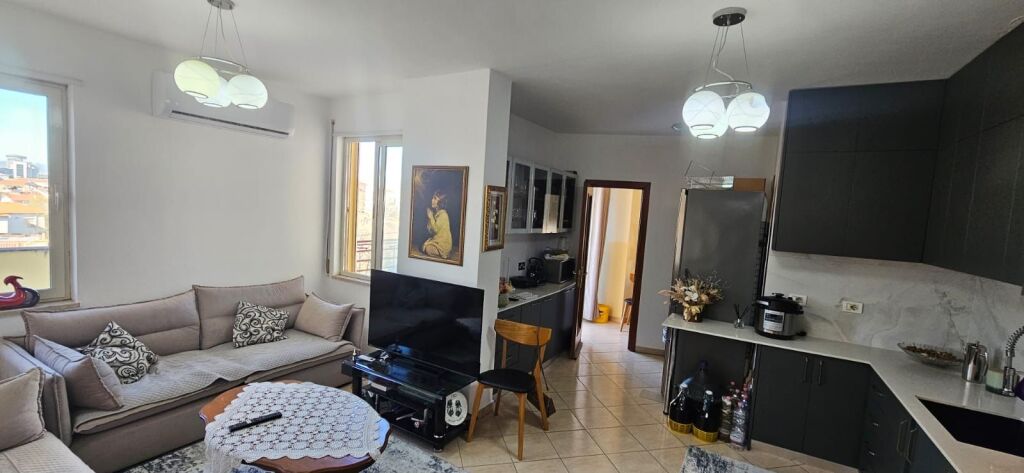 Shitet apartament 1+1 prane Shkolles Mihal Grameno!
