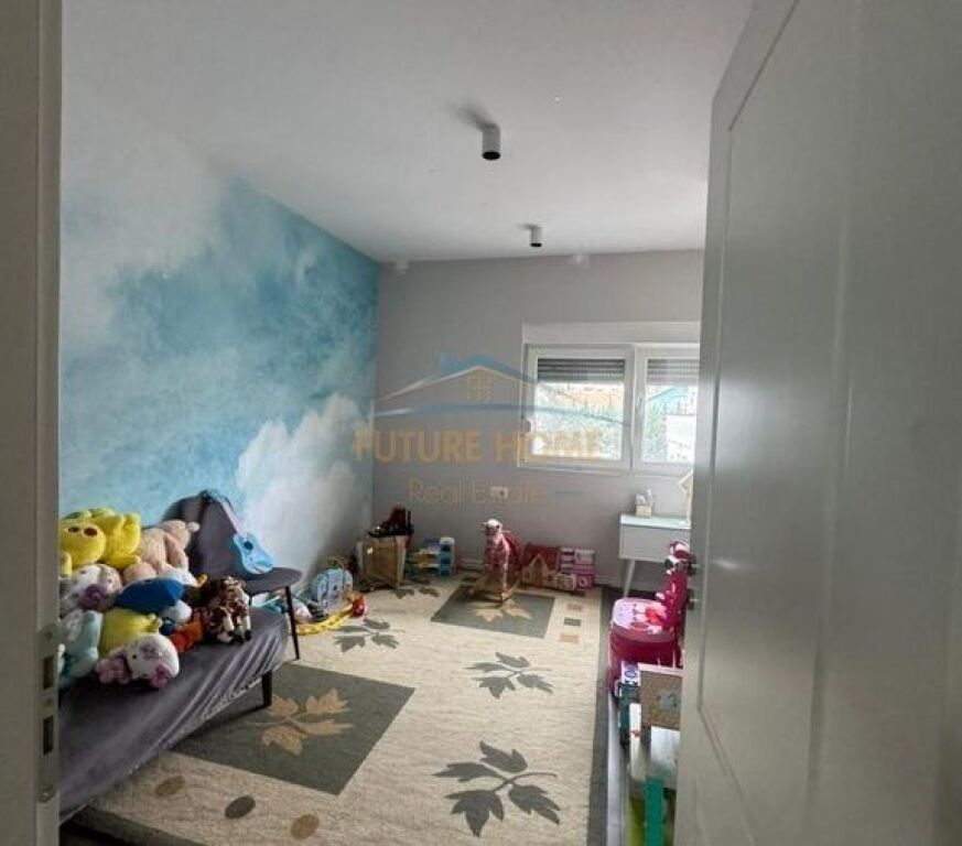 Shitet,Apartament 3+1+2, 21 Dhjetori,Tiranë