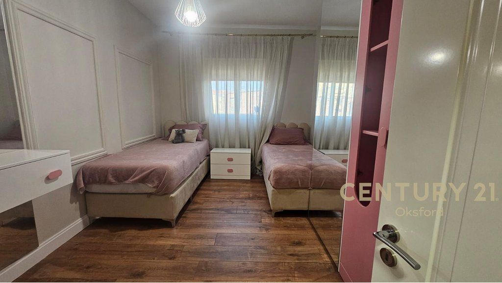 JEPET ME QIRA APARTAMENT 2+1 TEK RRUGA BARRIKADAVE !!