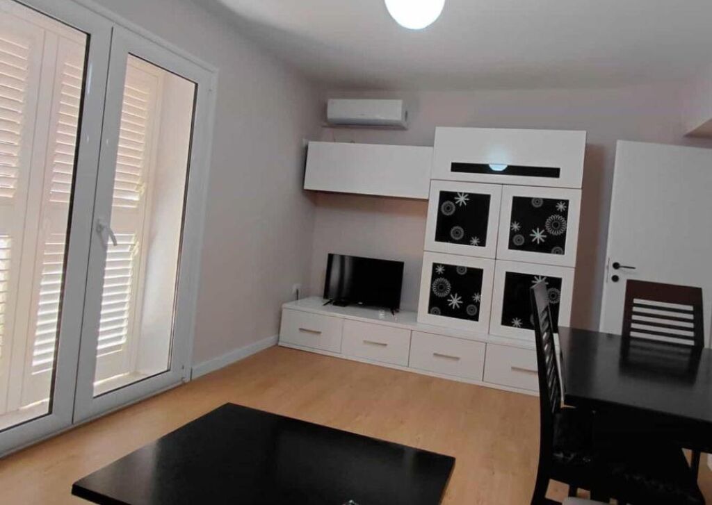 APARTAMENT ME QIRA TEK RRUGA E BARRIKADAVE 1+1