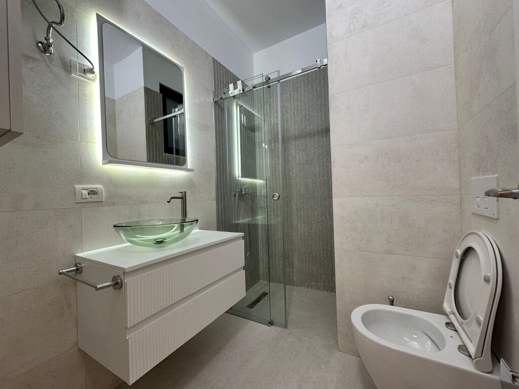 Apartament 2+1+2 në shitje në Lungomare Vlore