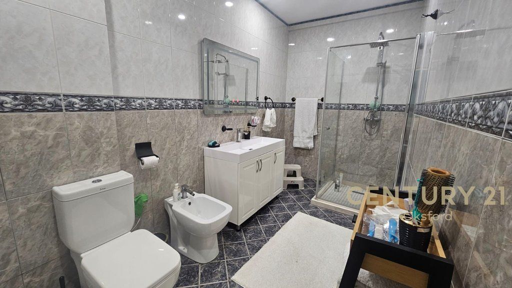 JEPET ME QIRA APARTAMENT 2+1 TEK RRUGA BARRIKADAVE !!