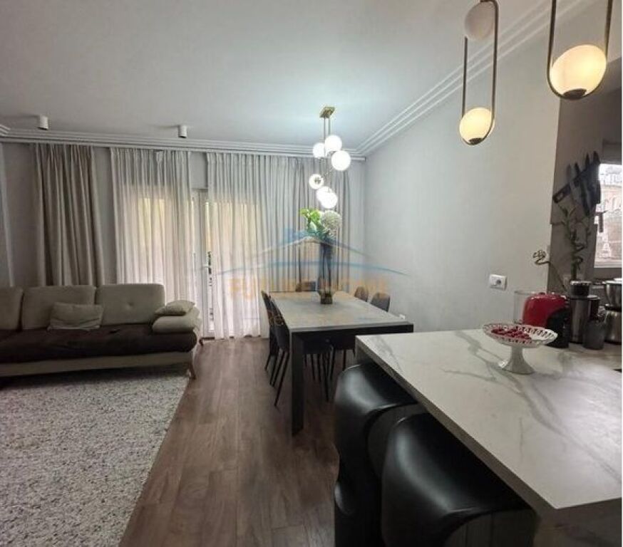 Shitet,Apartament 3+1+2, 21 Dhjetori,Tiranë