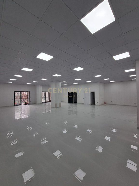 AMBIENT KOMERCIAL ME QIRA BUZE RRUGE, TEK FARMACIA 10