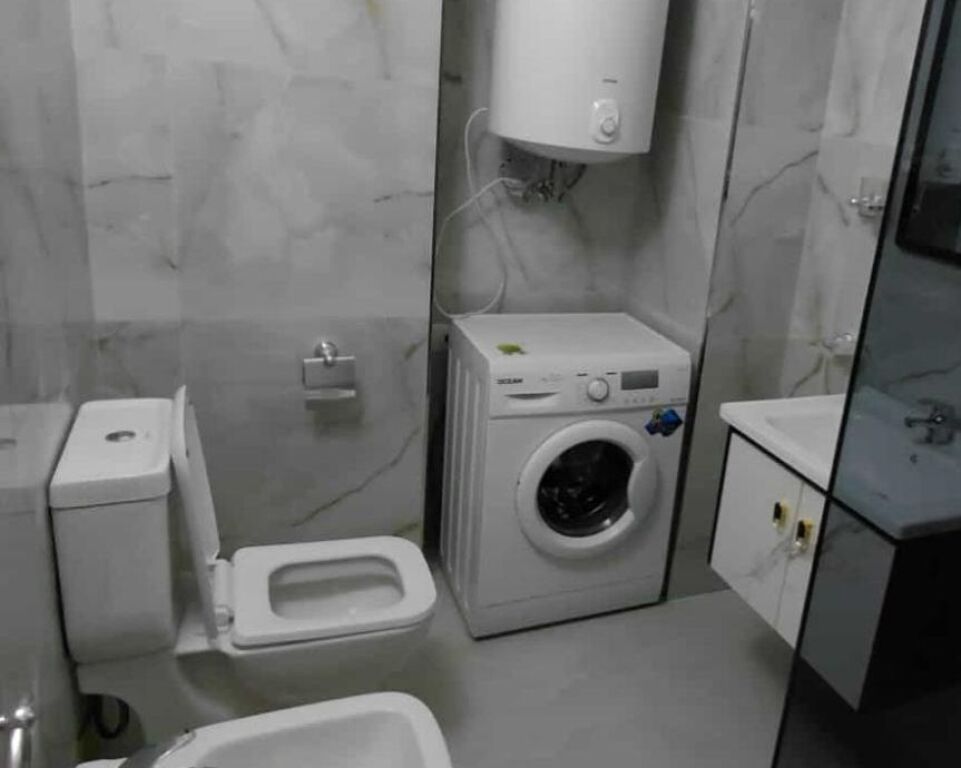APARTAMENT ME QIRA TEK RRUGA E BARRIKADAVE 1+1