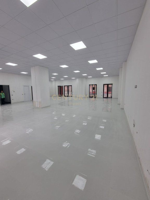 AMBIENT KOMERCIAL ME QIRA BUZE RRUGE, TEK FARMACIA 10