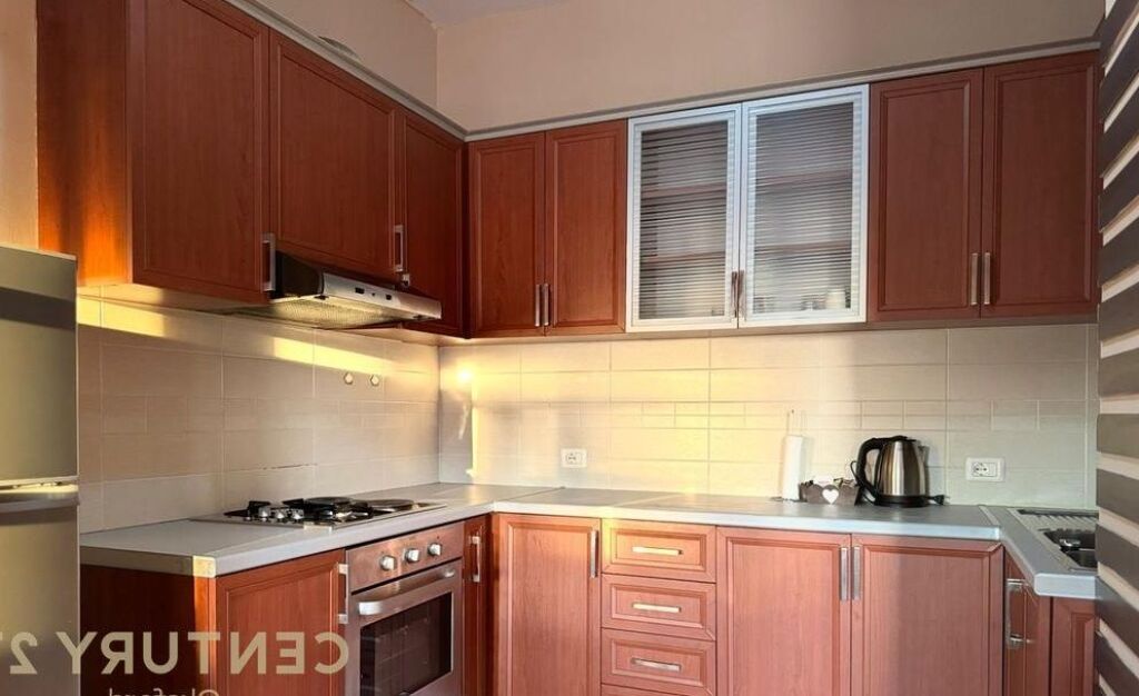Jepet apartment 1+1+post parkimi me qera tek Rr. Barrikadave