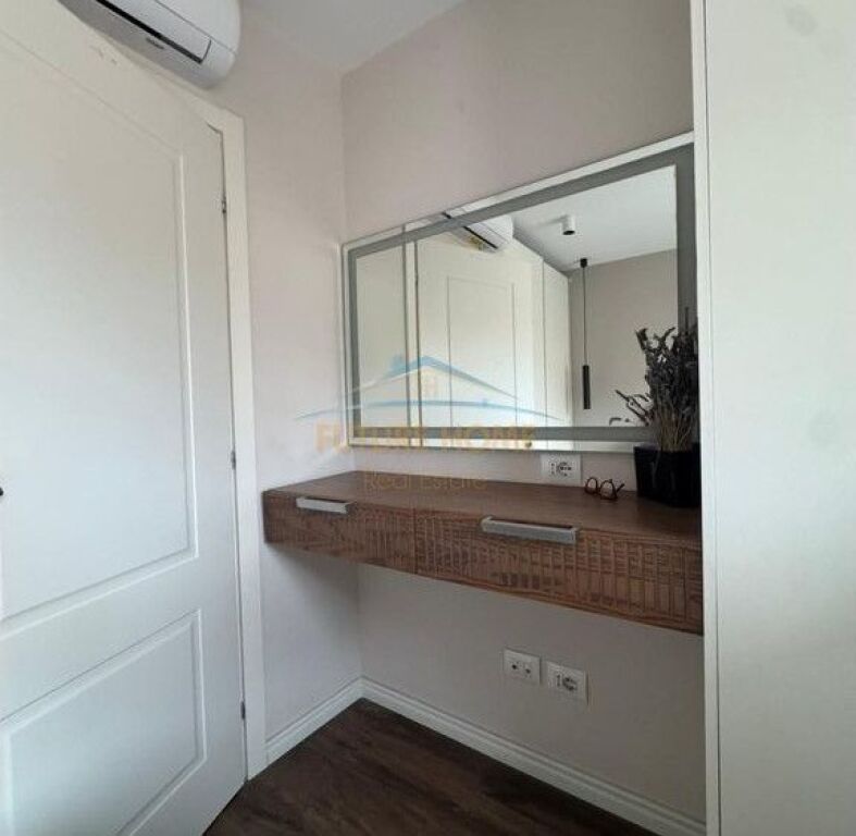 Shitet,Apartament 3+1+2, 21 Dhjetori,Tiranë
