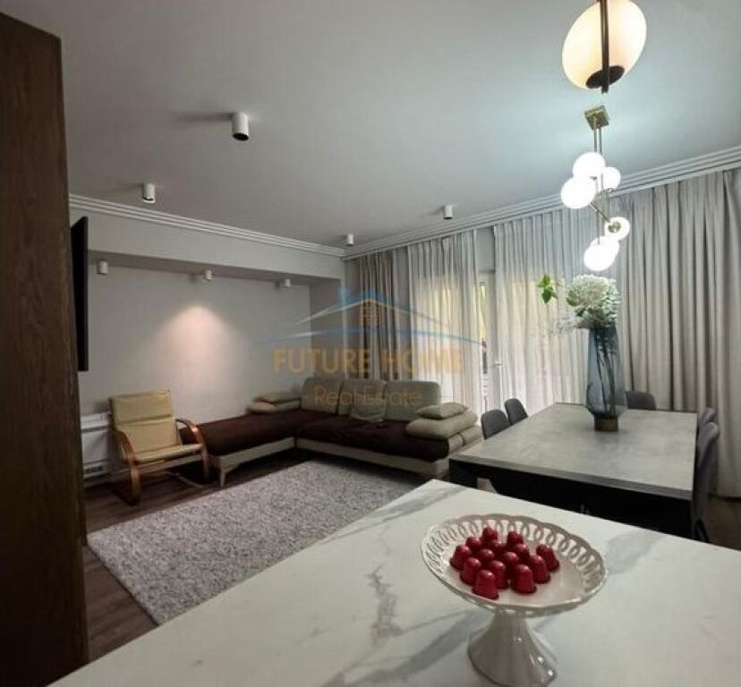 Shitet,Apartament 3+1+2, 21 Dhjetori,Tiranë
