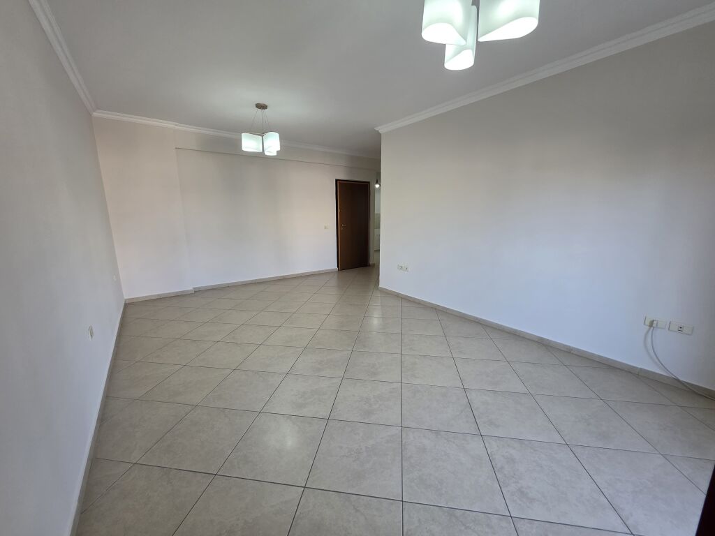 Ufficio in affitto in Via E kavajës accanto a Gkam