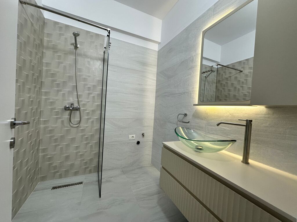 Apartament 2+1+2 në shitje në Lungomare Vlore