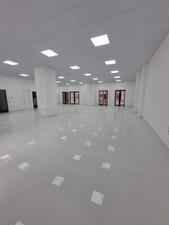 AMBIENT KOMERCIAL ME QIRA BUZE RRUGE, TEK FARMACIA 10