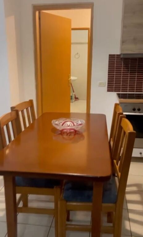 Jepet me qira 1+1 Rrethi Yzberisht shpi private 350 mije leke