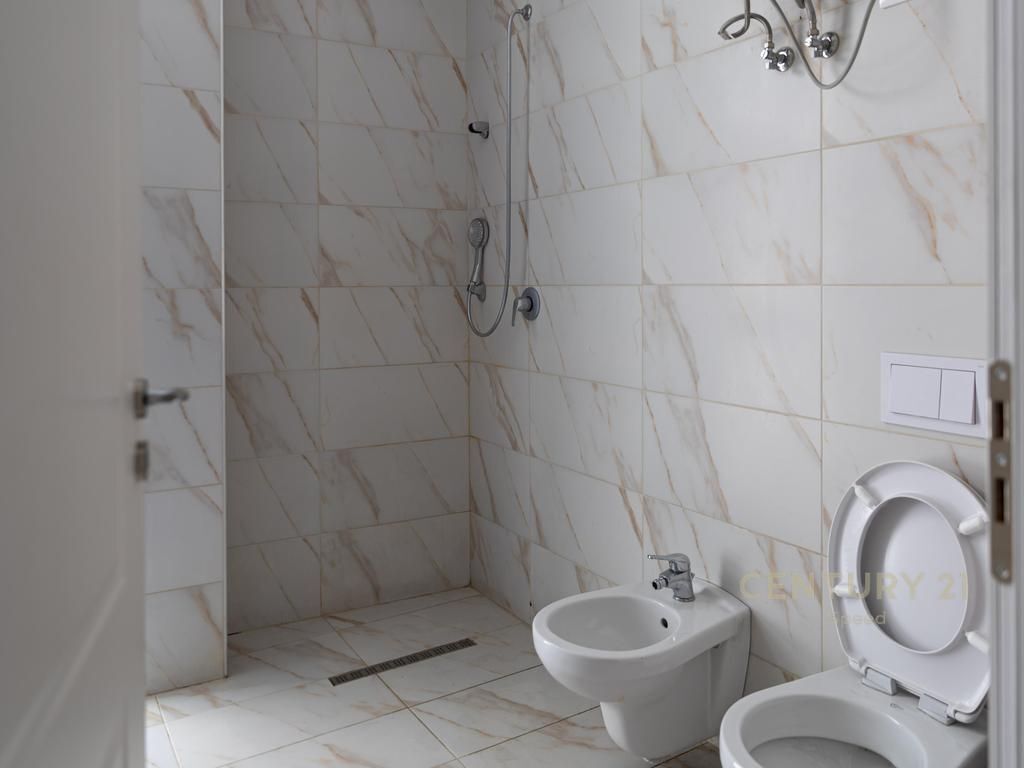 Apartament 3+1+2 për Qira në 5 Maj!