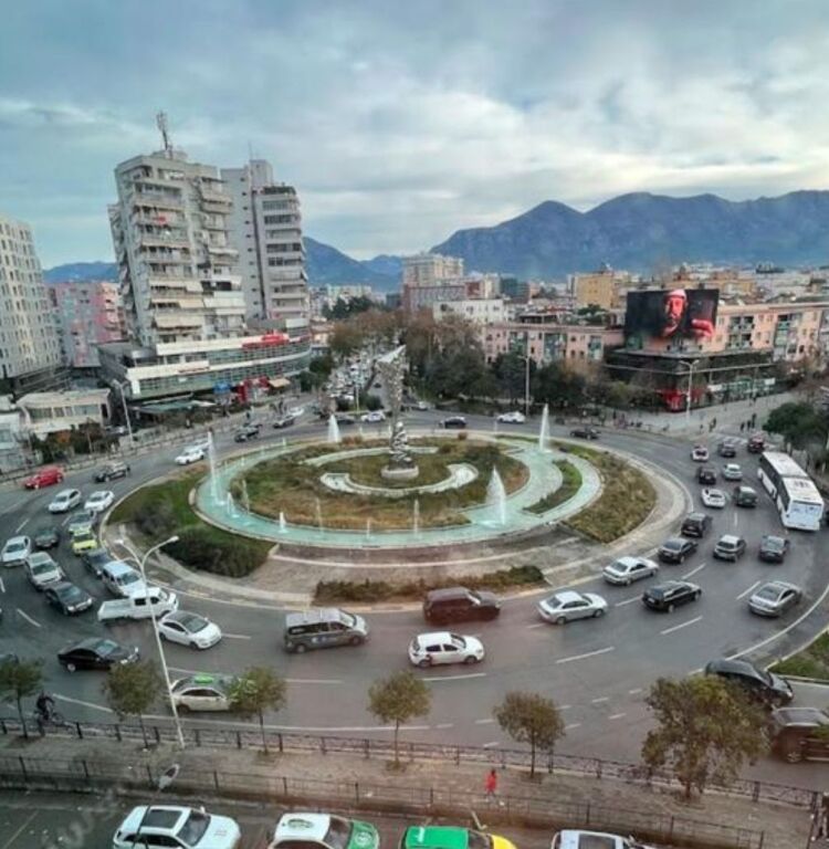 Shitet apartament 2+1+2