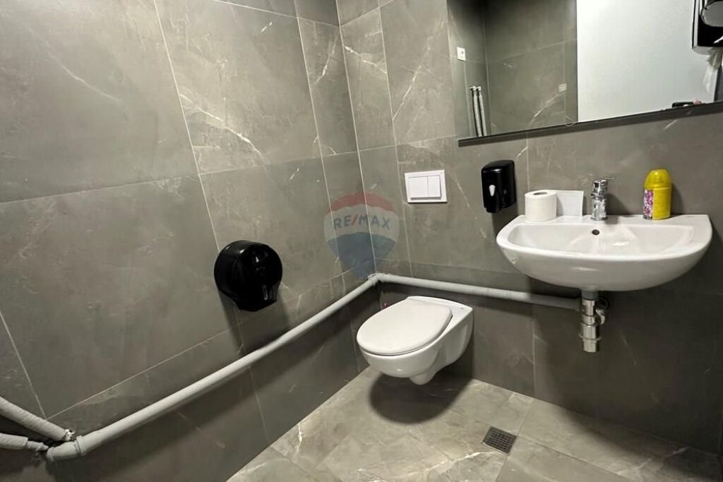 Zyrë - Për Qira - Farmacia 10, Tiranë