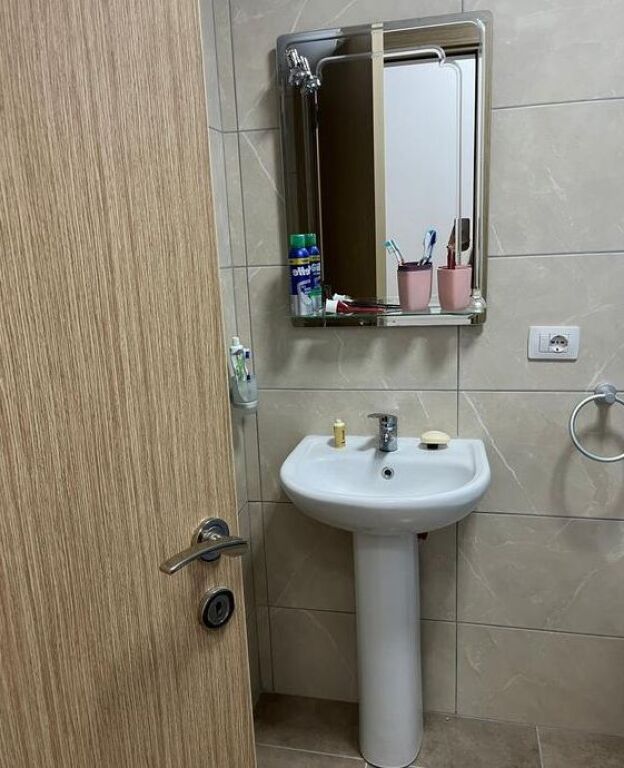 Jepet apartament 3+1+2 me qera tek Rr. 5 Maji