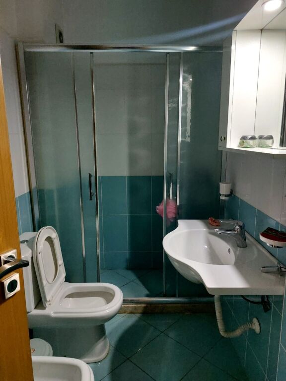 Apartament 2+1 për qira.Pallat i Ri pranë Gama Market Vlorë.