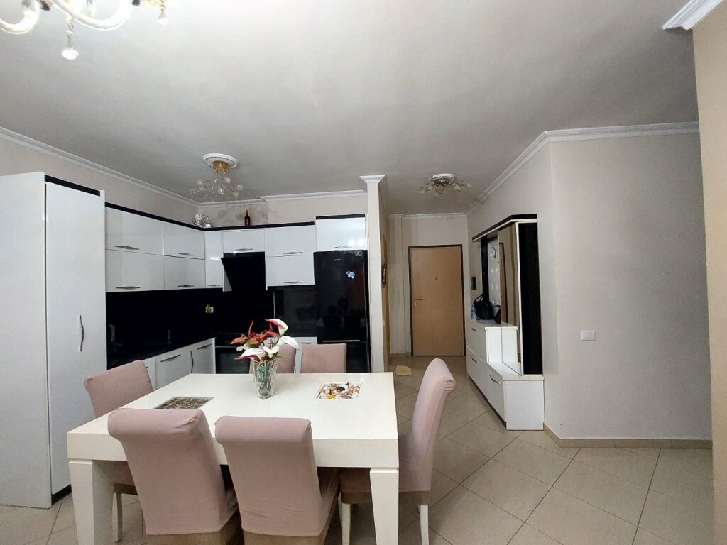 Apartament 2+1 për qira.Pallat i Ri pranë Gama Market Vlorë.