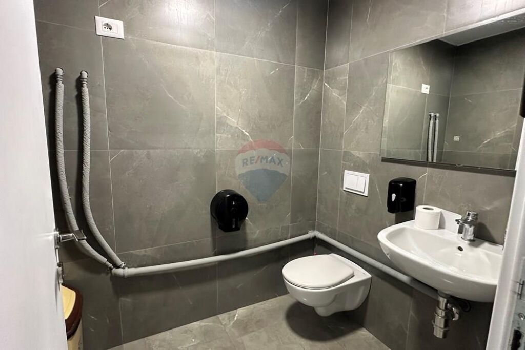 Zyrë - Për Qira - Farmacia 10, Tiranë