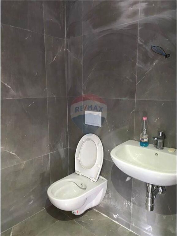 Zyrë - Për Qira - Farmacia 10, Tiranë