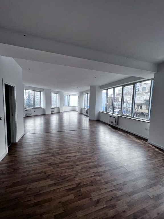 Zyrë me Qera – 200 m² | Zona Stadiumi Dinamo