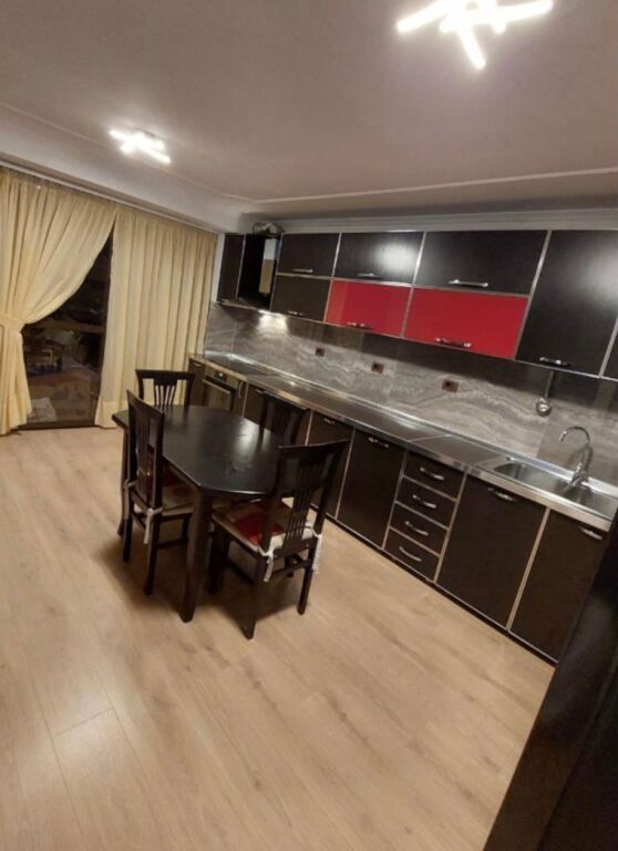 Shitet 2+1 Apartament ne hyrje myslym shyr