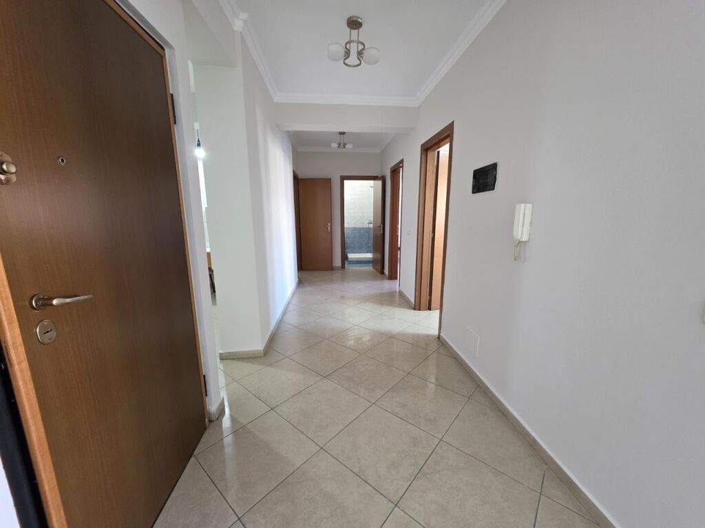 Jepet me qira ambient biznesi ,Rruga e Kavajes