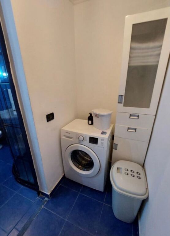 Shitet 2+1 Apartament ne hyrje myslym shyr