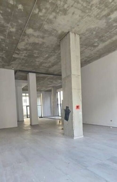 Jepet me qera ambient komercial 200m2 buze rruge.