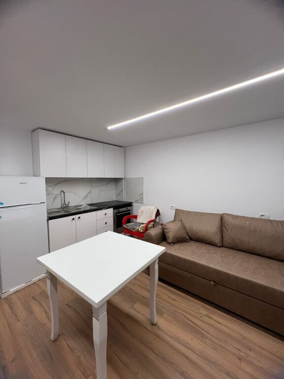 JEPET ME QIRA – 2+1 I SAPOMOBILUAR