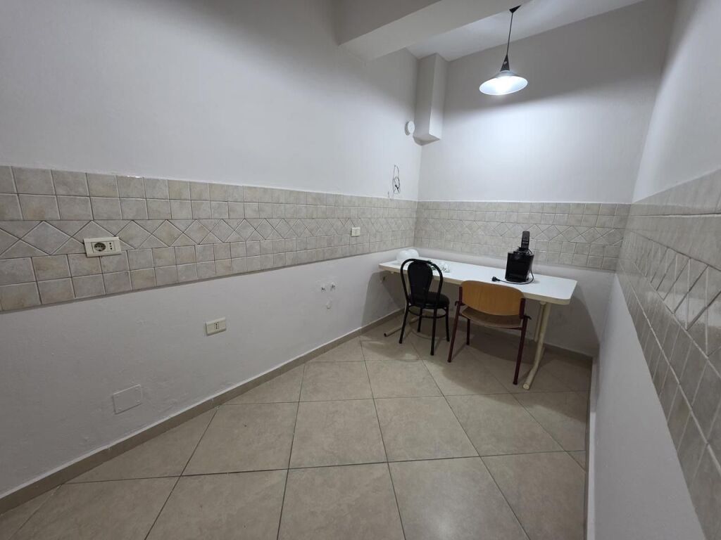 Jepet me qira ambient biznesi ,Rruga e Kavajes