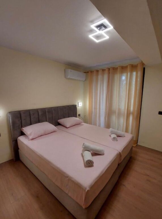 Shitet 2+1 Apartament ne hyrje myslym shyr