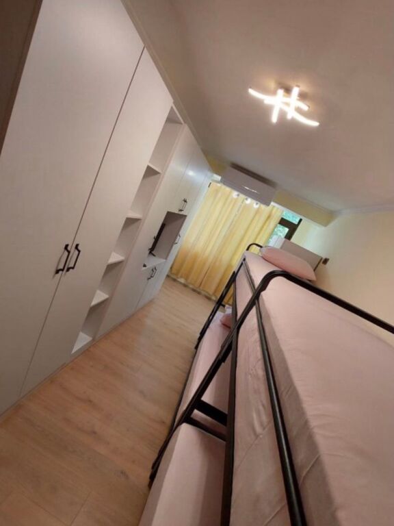 Shitet 2+1 Apartament ne hyrje myslym shyr