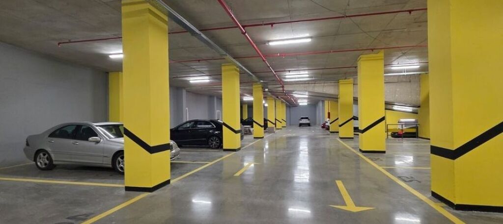 Jepet me qera ambient komercial 200m2 buze rruge.