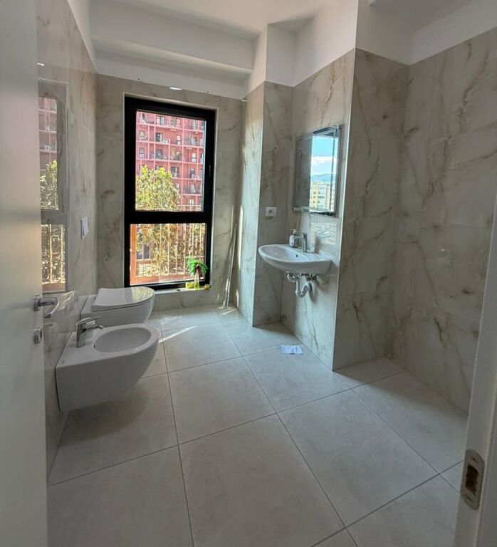 🏢 AMBIENT BIZNESI (ZYRË) ME QIRA – Garden Building