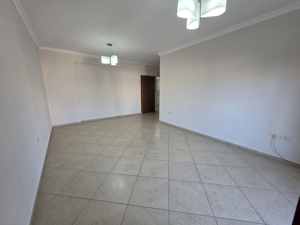 Jepet me qira ambient biznesi ,Rruga e Kavajes